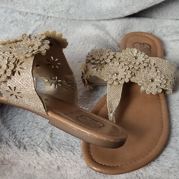 Gold flower sandals - Picture 8 of 9